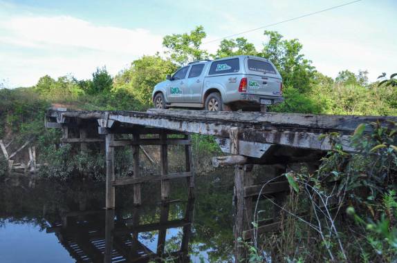 Atravessando uma das centenas de pontes da BR-319, a rodovia que liga Manaus à Porto Velho